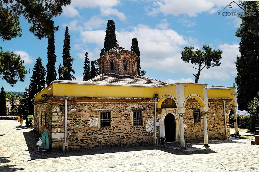 Le monastère historique de Vlatades à Thessalonique avec sa façade en grès est entouré de cyprès