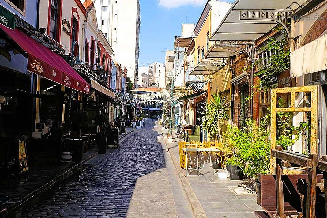 Dans les rues étroites de Ladadika, de nombreuses tavernes et bars se succèdent