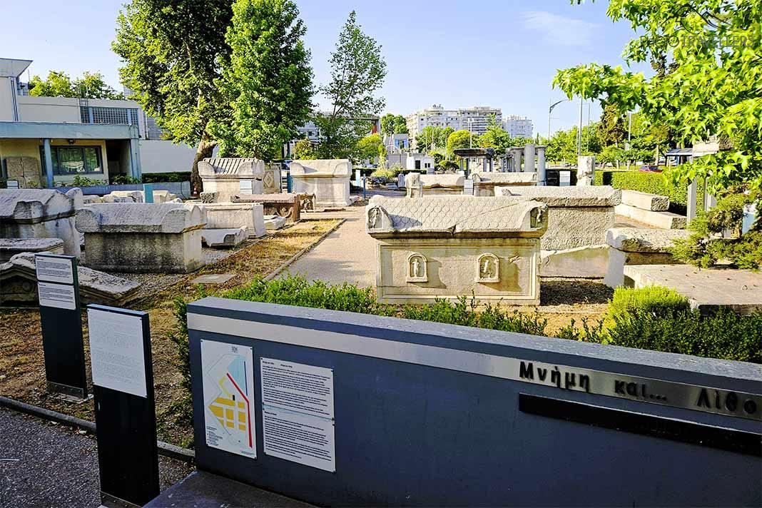 À l'extérieur du musée archéologique de Thessalonique se trouvent des sculptures antiques