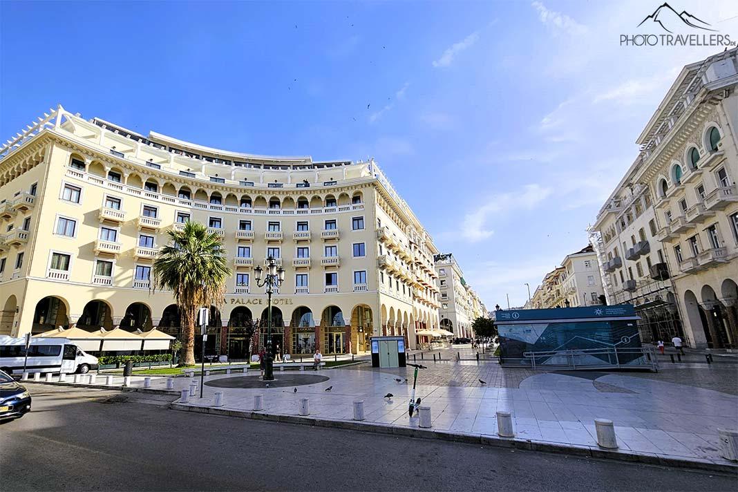 La façade courbée et élégante des hôtels environnants donne au Place Aristote beaucoup d'élégance
