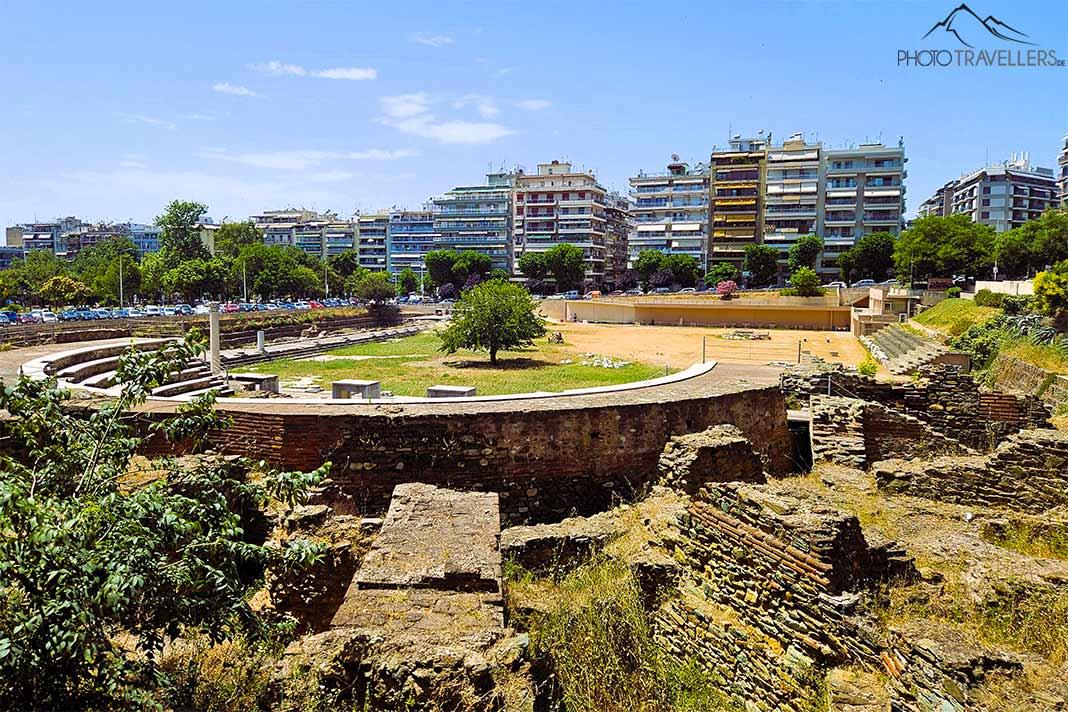 Sur le grand site du Forum romain à Thessalonique se dressent des colonnes et des gradins historiques