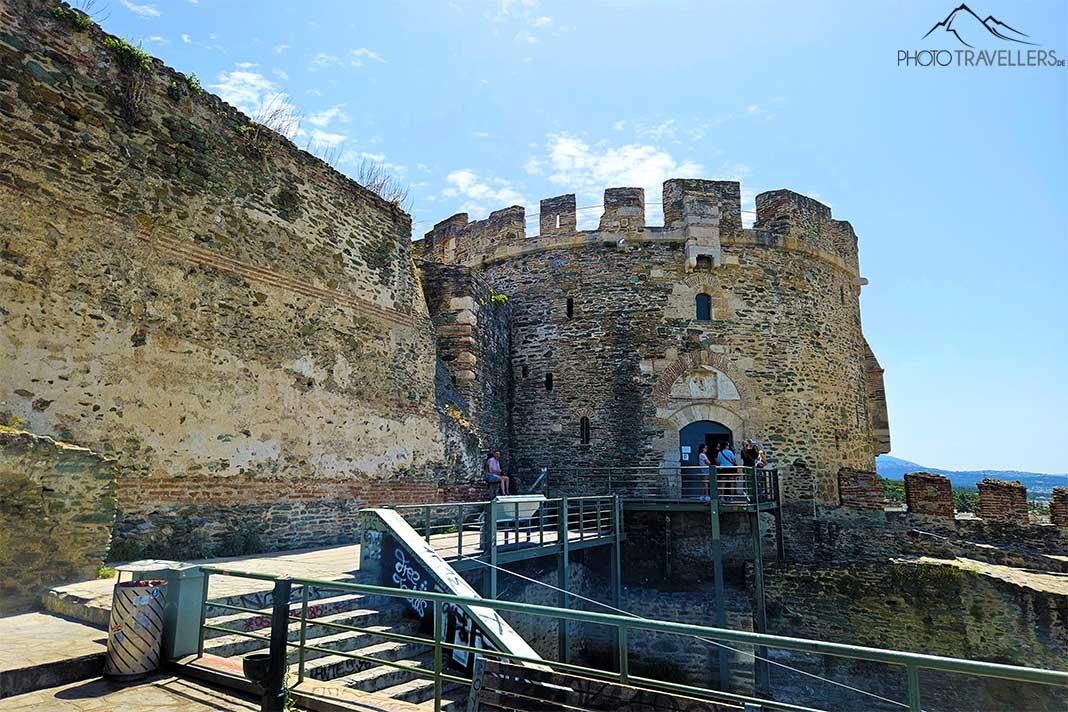 La tour Trigonon et les imposants murs dominent Thessalonique