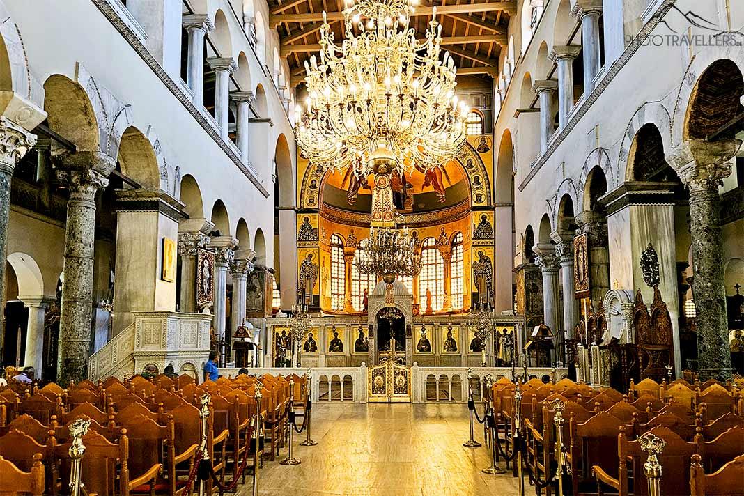 L'intérieur de l'église Saint-Démétrios à Thessalonique est orné d'éléments dorés majestueux