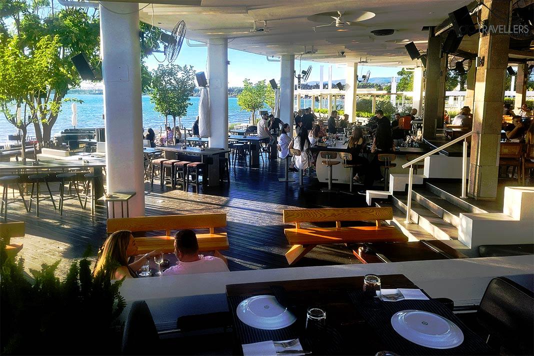 Les clients sont servis à une table dans un vaste restaurant de plage à Thessalonique