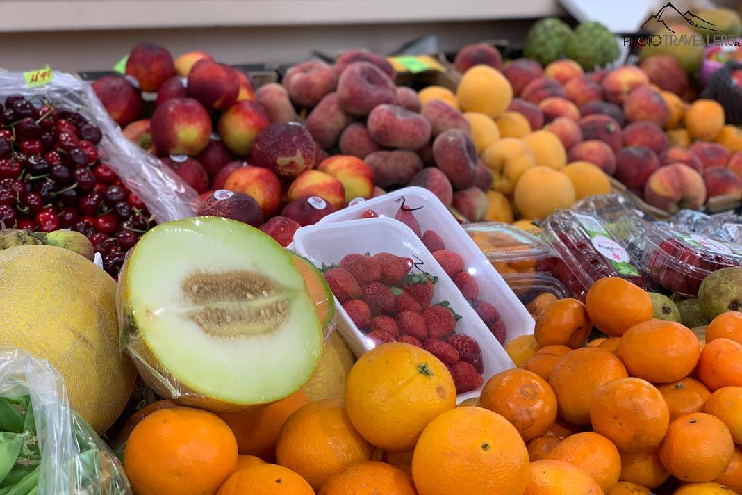 Des fruits frais sur le vieux marché à Ibiza