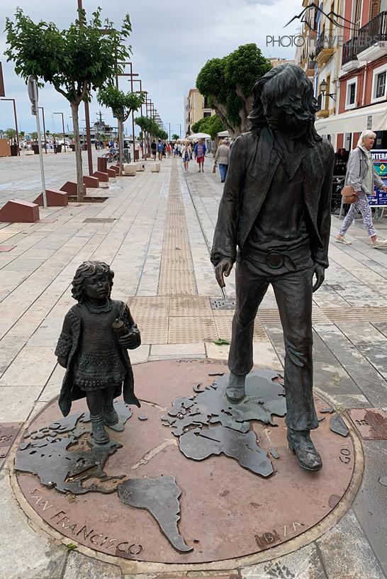 La statue hippie d'un adulte et d'un enfant au port de la ville d'Ibiza