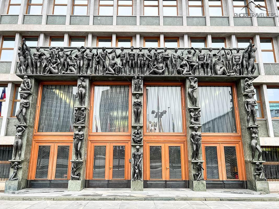 L'entrée du Parlement à Ljubljana