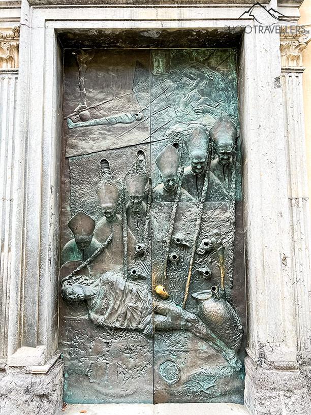 Une porte ornée au Dôme de Ljubljana