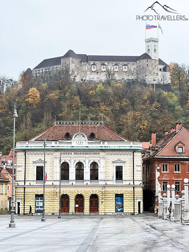 La Philharmonie Slovène avec le château de Ljubljana