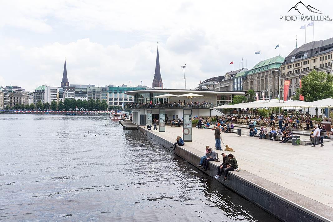 Personas en la orilla de la Binnenalster en Hamburgo