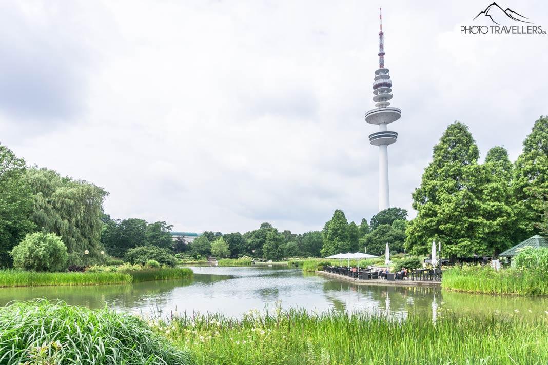 Un lago en el parque Planten un Blomen con la torre de televisión