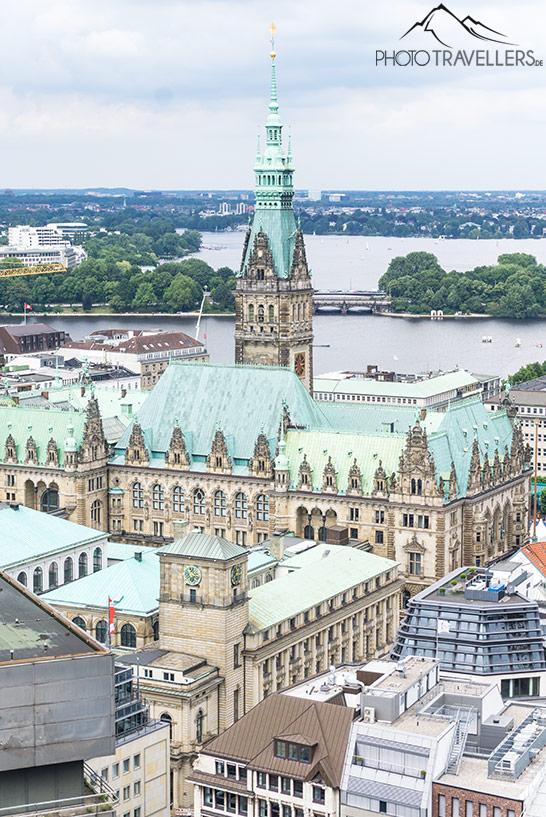 La vista del ayuntamiento desde el monumento Nikolai