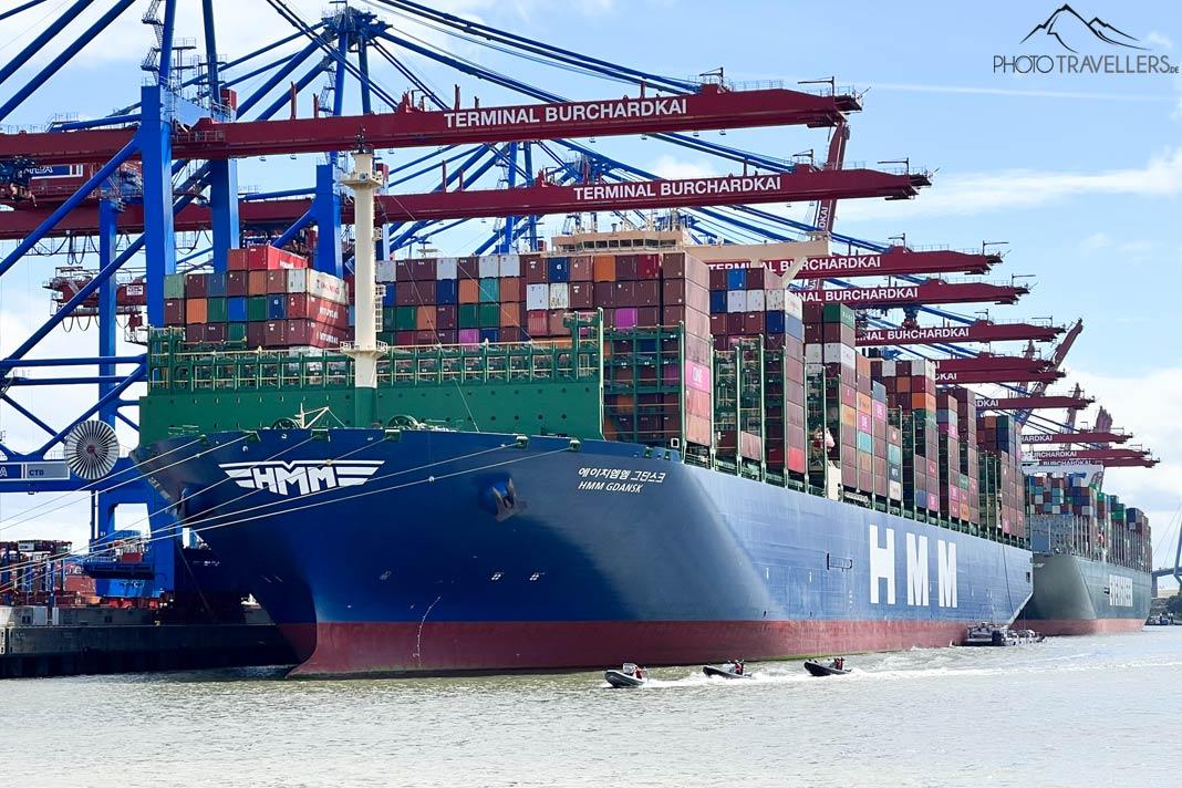 El barco portacontenedores HMM Gdansk en el puerto de Hamburgo