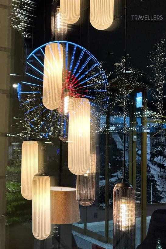 Luces iluminadas en una vitrina en Karl Johans Gate en Oslo