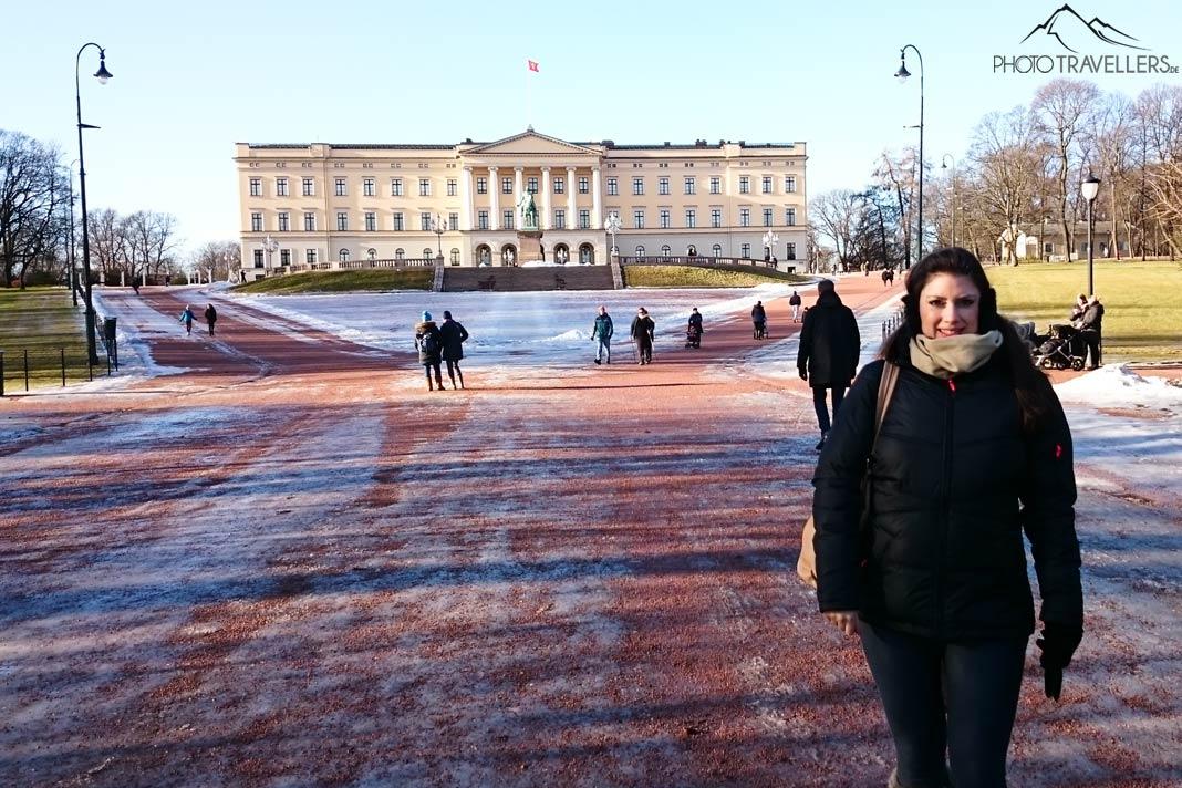 La bloguera de viajes Biggi Bauer ante el Palacio Real en Oslo