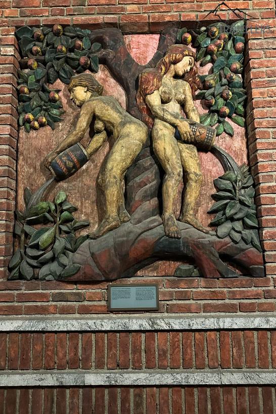 Una imagen de la mitología nórdica con dos mujeres desnudas en el pórtico del ayuntamiento en Oslo