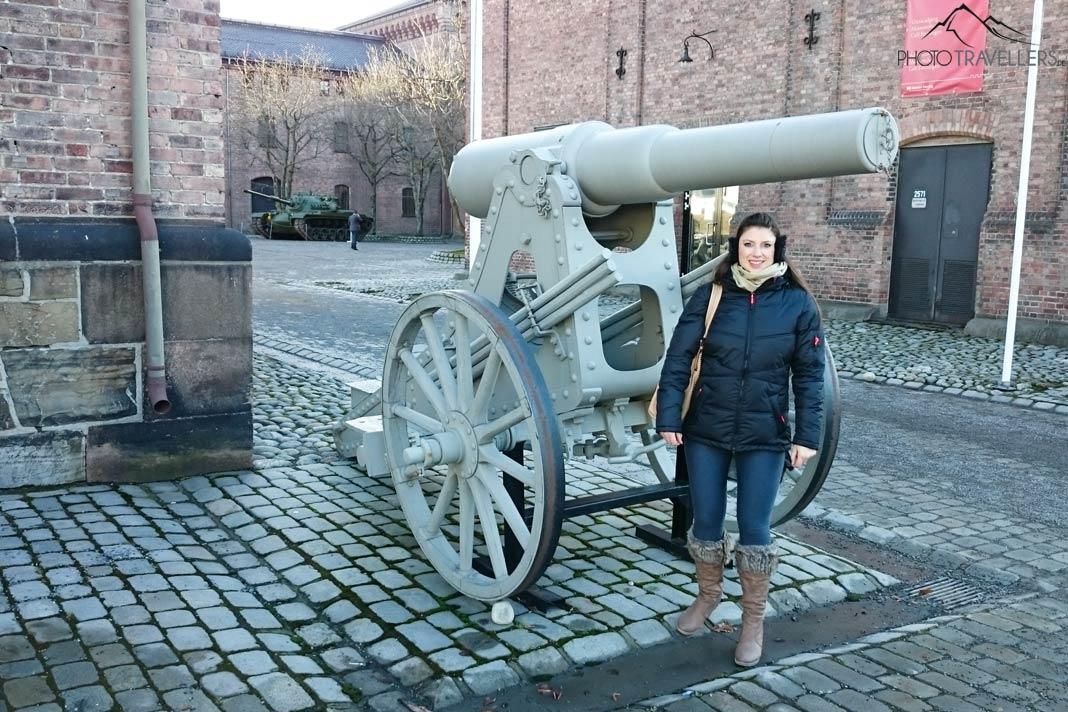 La fortaleza de Akershus con los viejos cañones y tanques es una de las atracciones más conocidas de Oslo