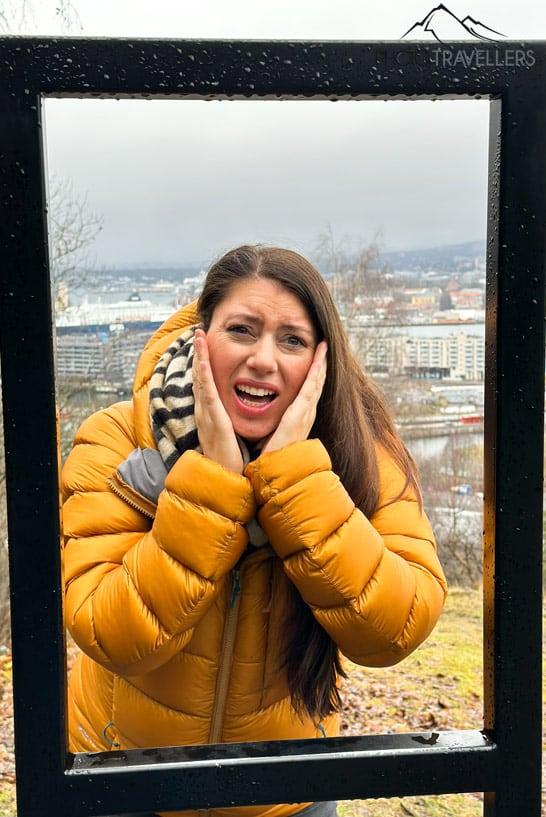 La bloguera de viajes Biggi Bauer en el mirador de Munch en Ekebergparken en Oslo