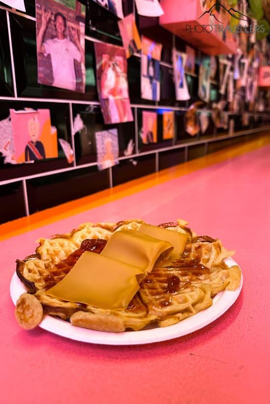 Un waffle con queso marrón en Haralds Vaffel en Oslo