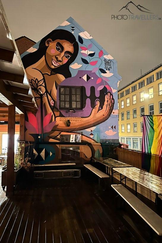 El grafiti de una mujer en Godthåb Bar&Cafè en el barrio Grønland de Oslo