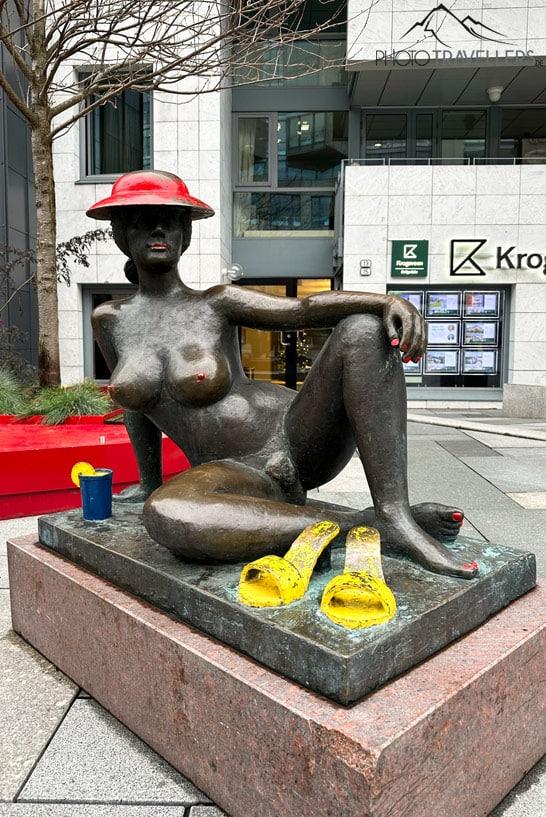 Una figura de una mujer desnuda en el barrio Aker Brygge en Oslo