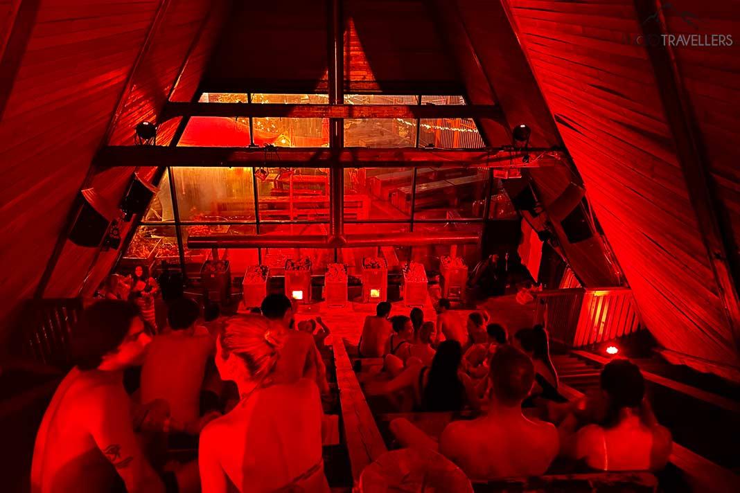 Clientes en la enorme sauna de SALT Langhuset en Oslo