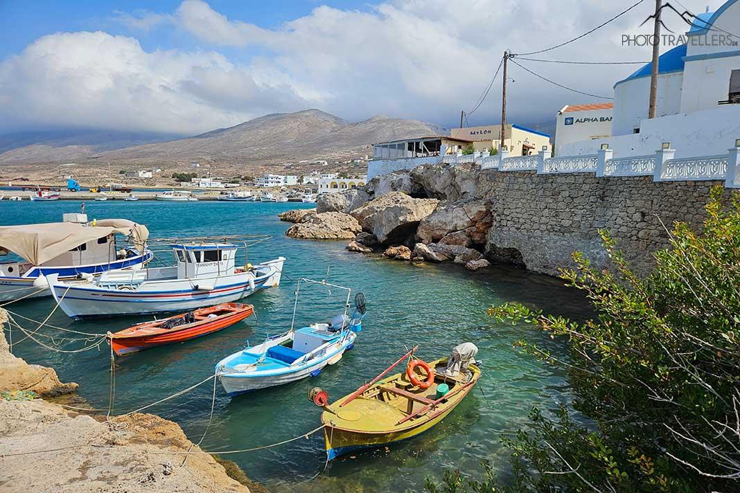 De petits bateaux de pêche colorés dans le port de Fry