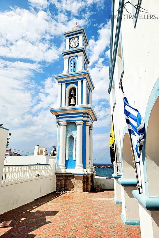 Le élégant clocher de l'église Agios Spyridonas se dresse dans les typiques couleurs bleue et blanche