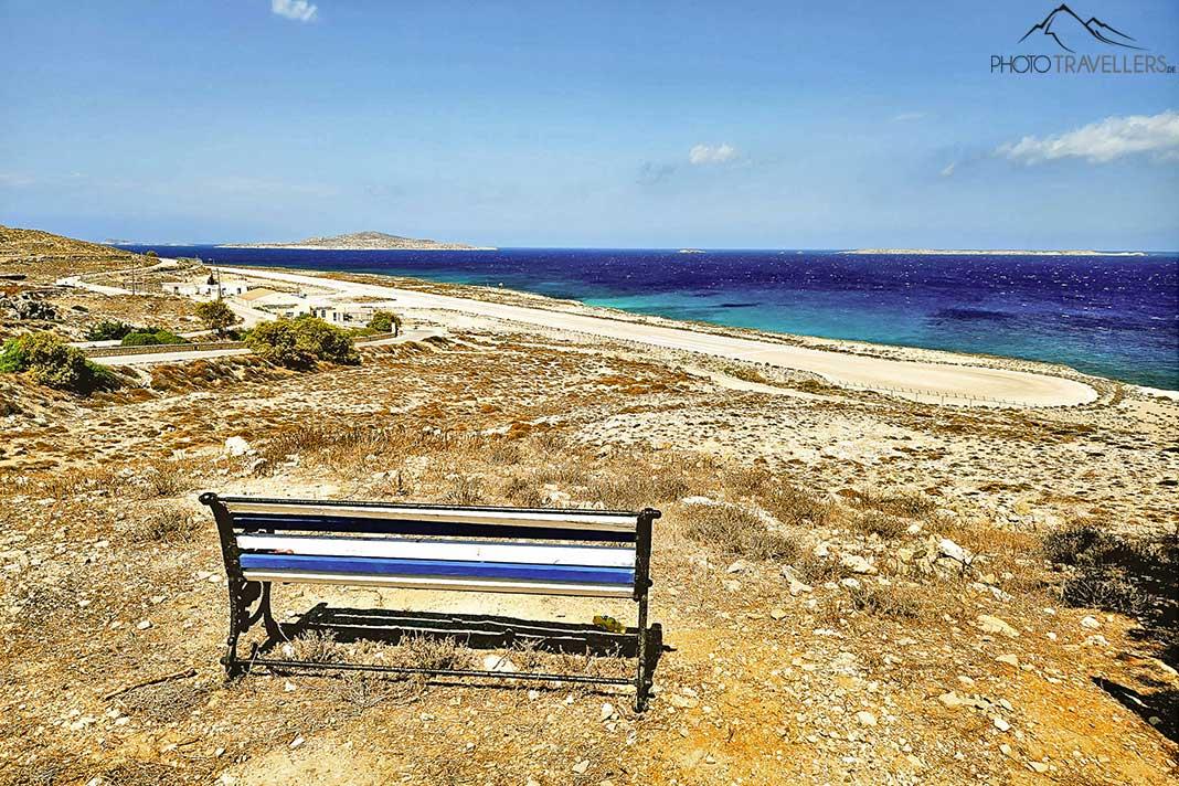 Un banc en bois avec vue sur la piste de l'aéroport de Kasos