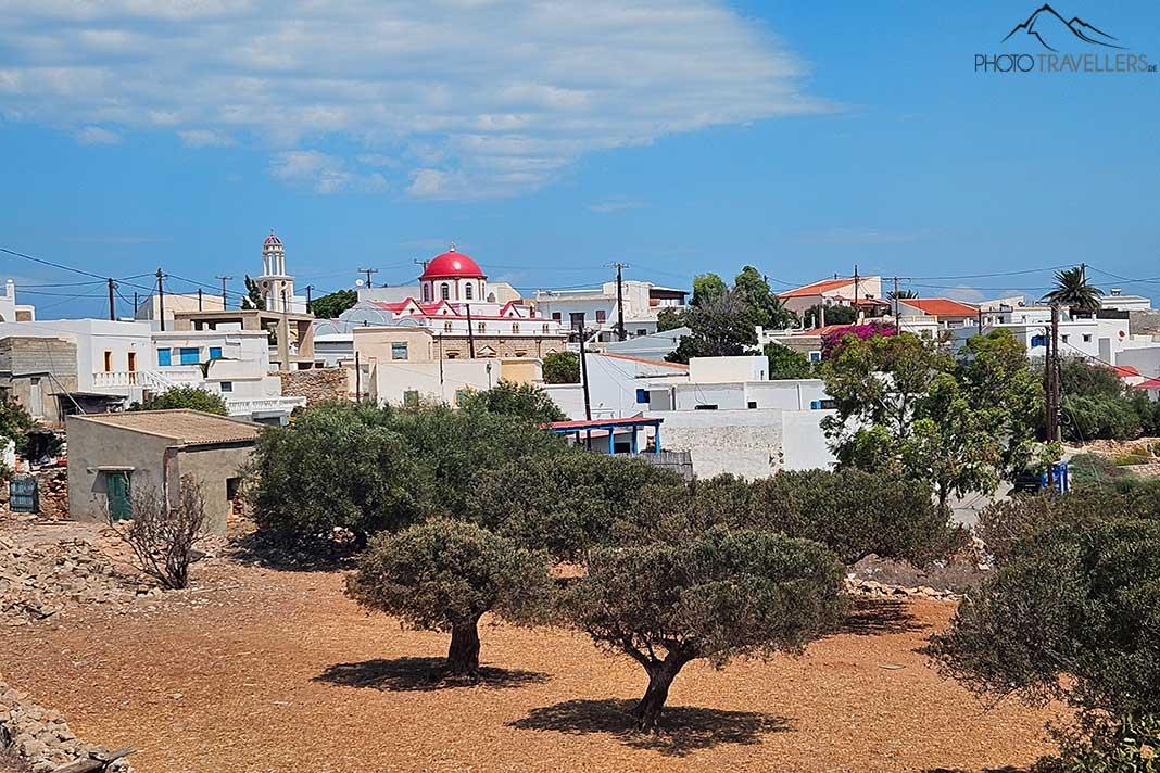 Le village d'Agia Marina entouré de platanes sur un plateau