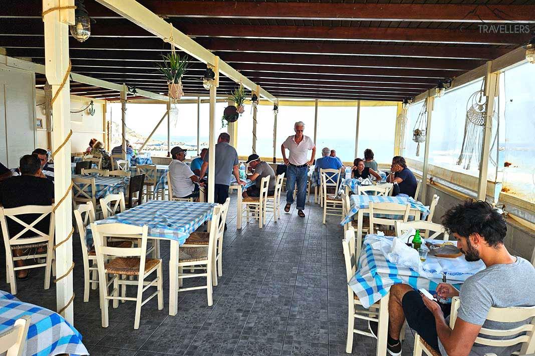 Dans la taverne "Milos", des clients se réunissent à toute heure du jour