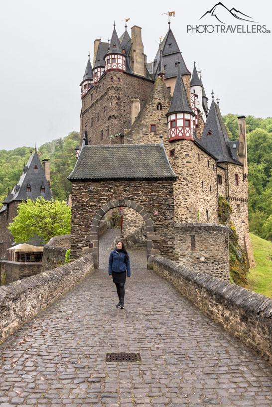 Jornalista de viagem Biggi na frente do castelo Eltz