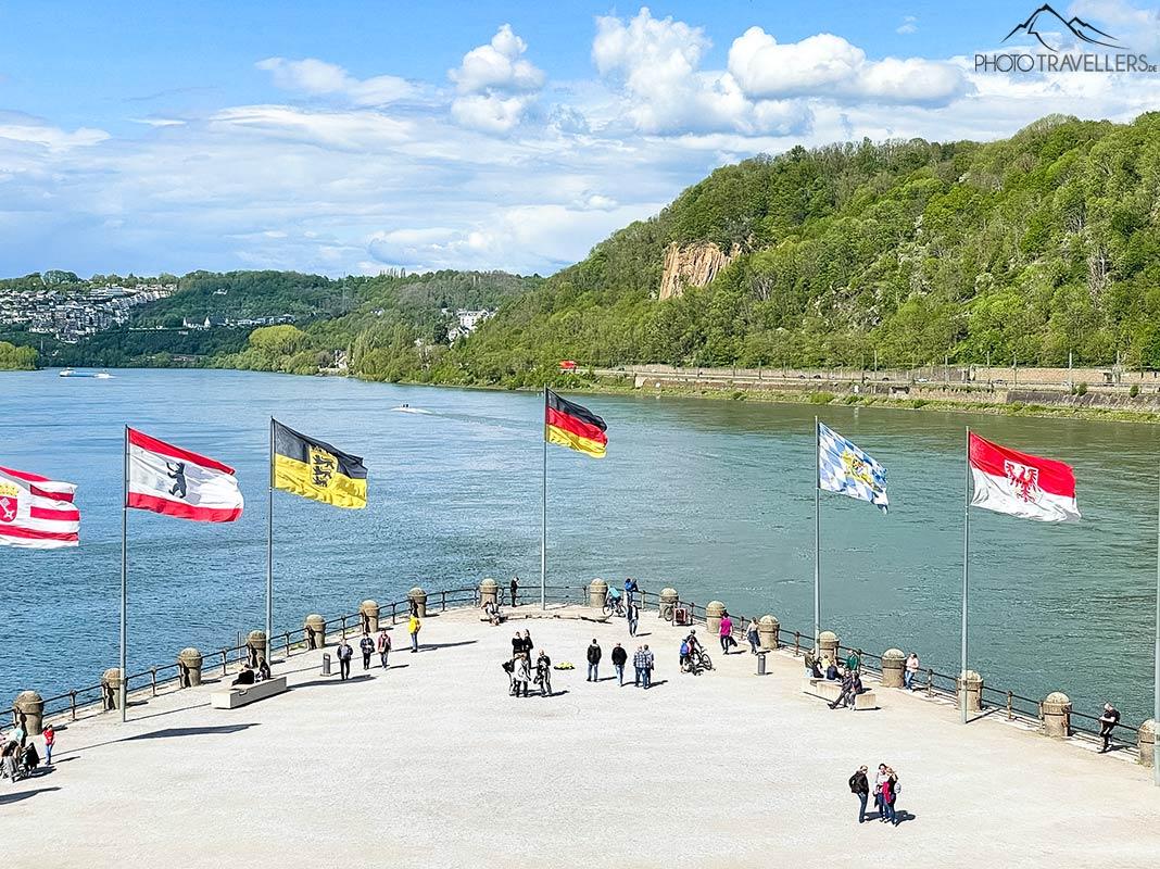 Vista do Deutsches Eck em Koblenz com os dois rios
