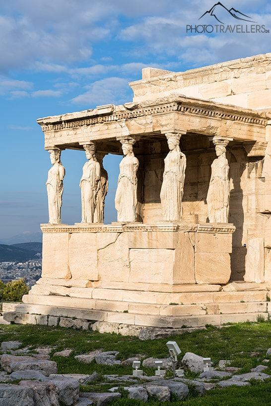 El Templo Erechtheion con las estatuas en la Acrópolis de Atenas