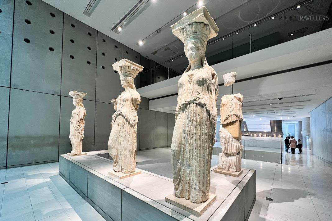 Grandes estatuas en el Museo de la Acrópolis en Atenas