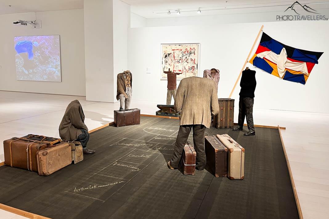 Figuras en una exposición en el Museo Nacional de Arte Contemporáneo de Atenas