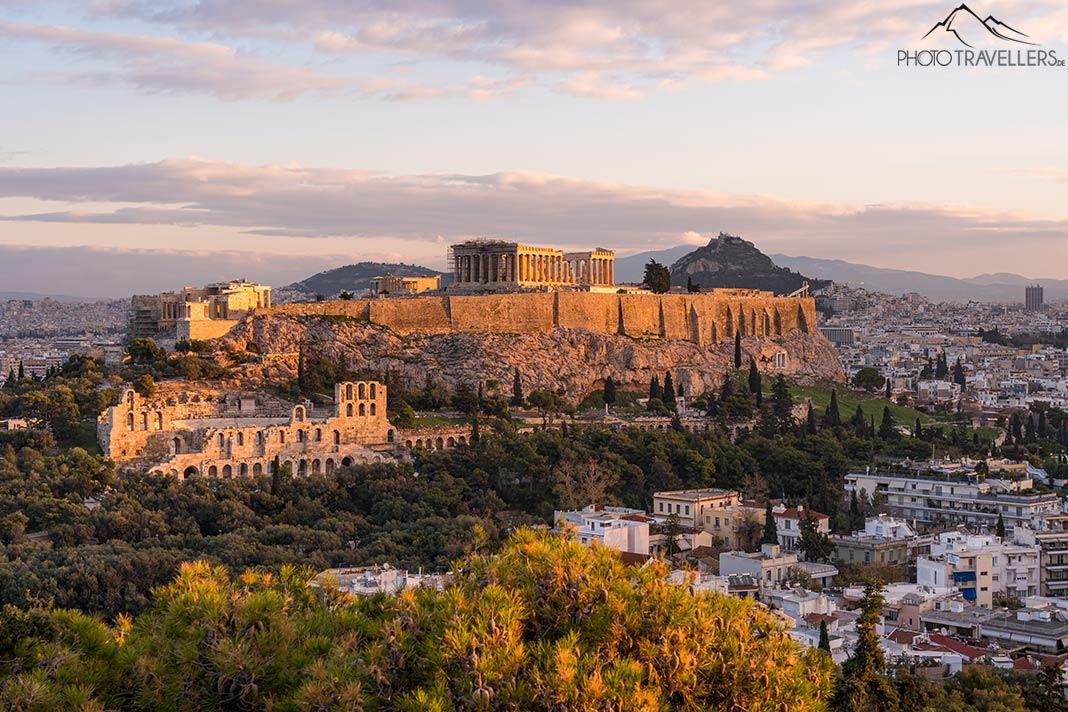 La vista desde Areopag hacia la Acrópolis de Atenas por la mañana