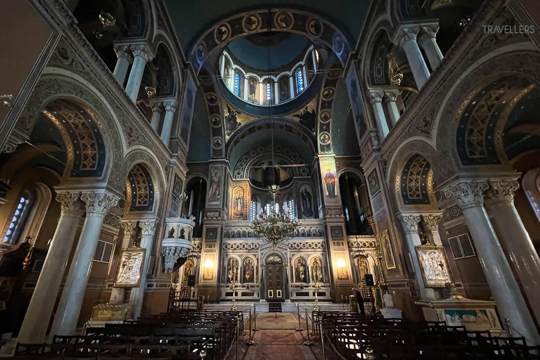 El interior impresionante de la Catedral de la Anunciación en Atenas