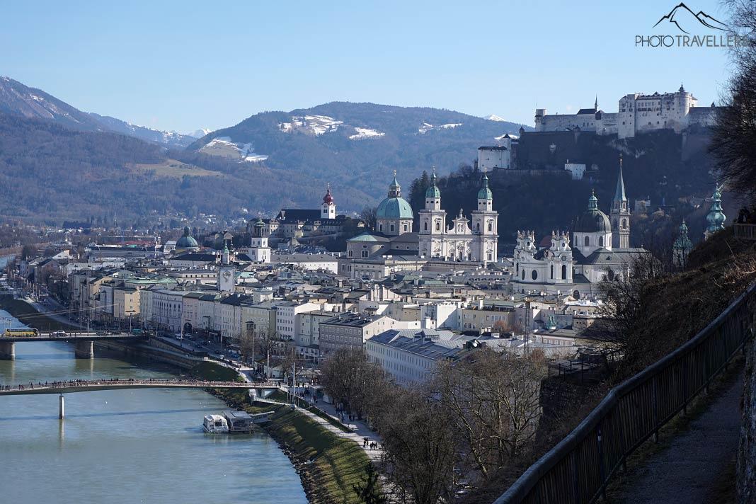 La vista de Salzburgo con el Salzach desde el Mönchsberg