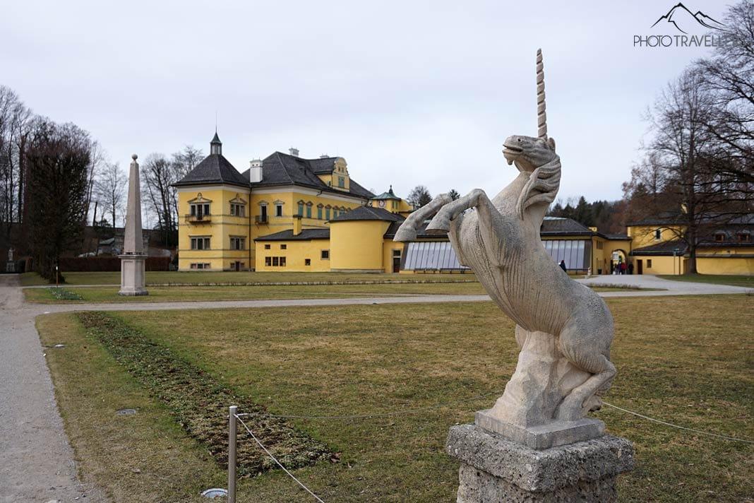 Una estatua de un unicornio frente al palacio Hellbrunn