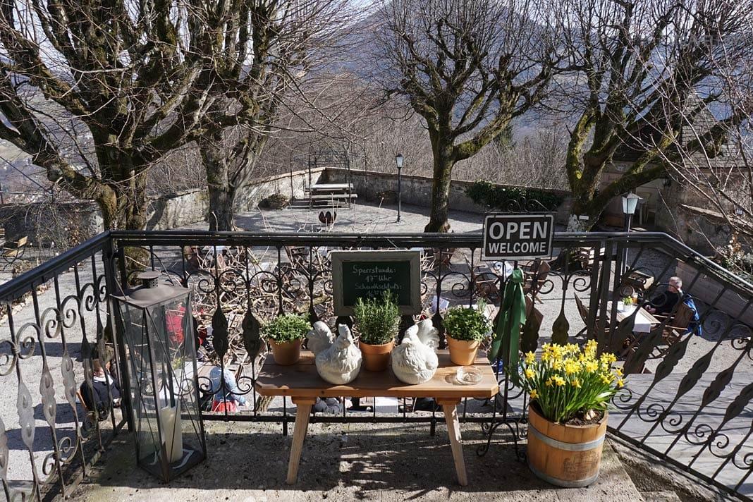 El jardín de cerveza en el Franziskischlössl en Salzburgo