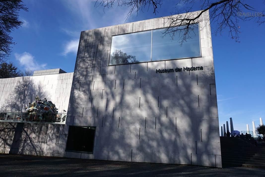 La vista exterior del museo de arte moderno en Salzburgo, un edificio rectangular