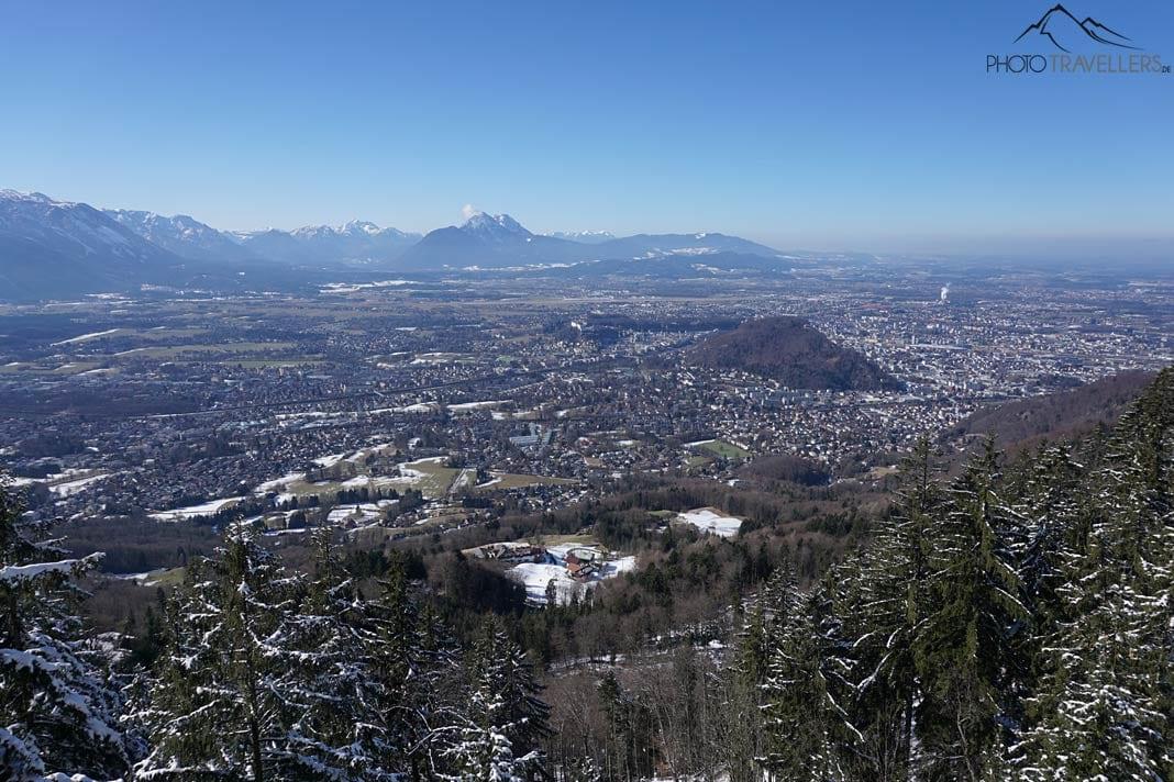 La vista desde la cima del Gaisberg sobre Salzburgo con las montañas al fondo