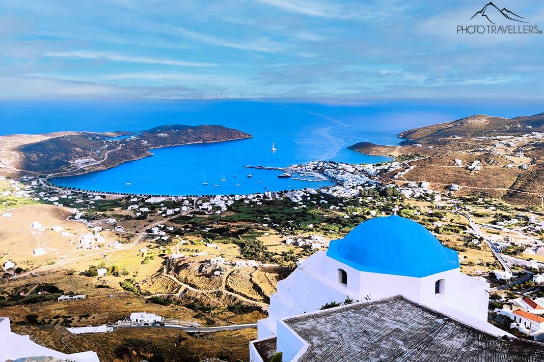 La coupole bleue de la chapelle Agios Konstantinos surplombe la baie de Livadi