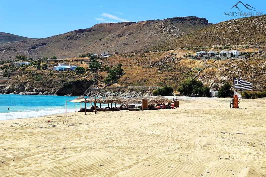 Des chaises longues et des parasols en paille se trouvent sur la vaste plage de Ganema à Serifos