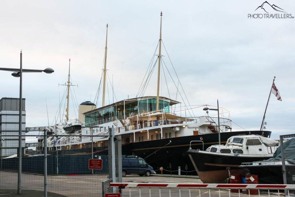 Le yacht royal Britannia dans le port
