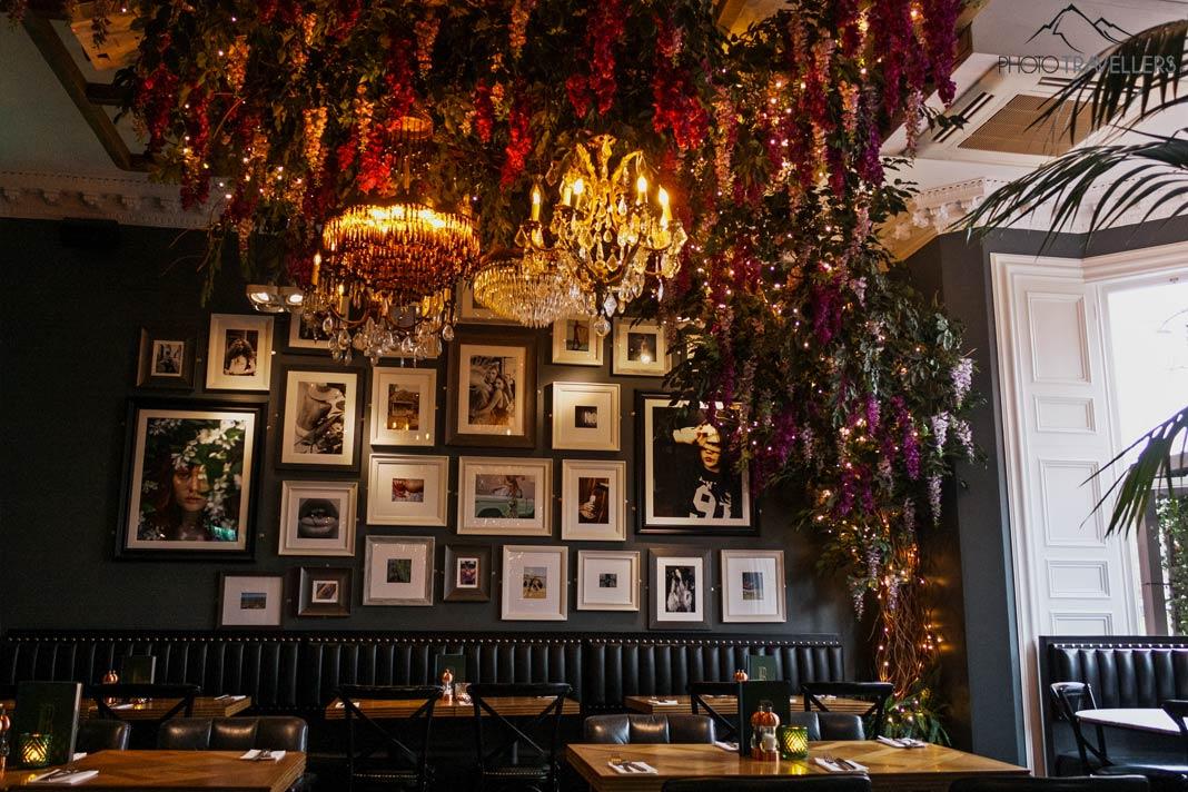 O colorido restaurante do Black Ivy Hotel em Edimburgo
