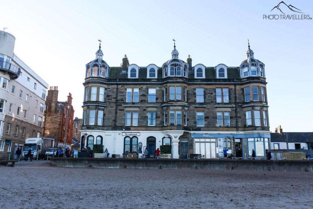 La promenade avec de jolies maisons à Portobello Beach