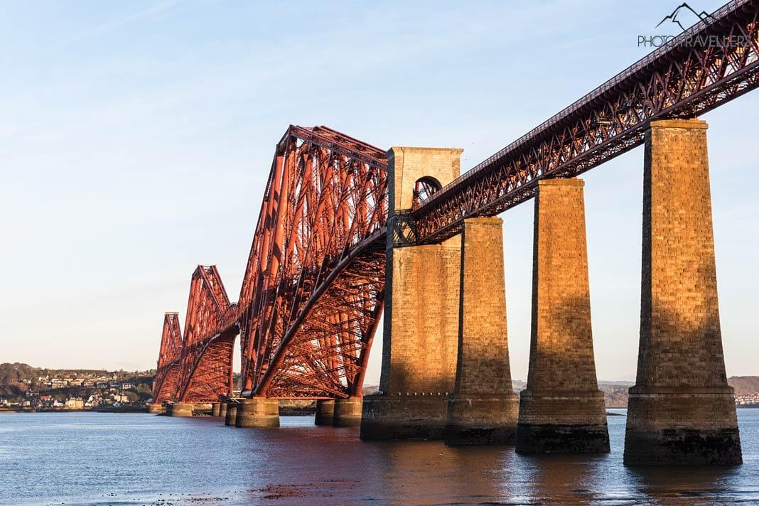 L'imposante Forth Bridge, une structure en acier rouge, à Édimbourg
