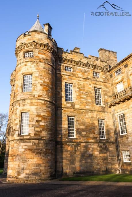 Le tour nord-ouest du Palais de Holyroodhouse vu de l'extérieur